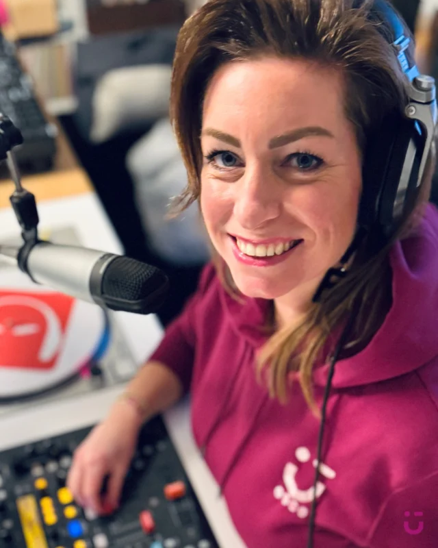 Hoe ik ineens op de radio belandde…⁣
⁣
Ik geef het toe: het is een bijzonder uitstapje van verzekeringsadviseur naar radiomaker. Dat ik het Mediapark in Hilversum als klein meisje al een fascinerende wereld vond, is geen geheim voor de mensen die mij goed kennen. Want daar gebeurde het.. daar in Hilversum zou je de ster zijn waar iedereen naar op keek… Zover kwam het nooit en dat is ook helemaal prima!⁣
⁣
Een aantal jaren geleden kwam ik in contact met @ensing09 van de Radiofabriek. Eerst deed ik een podcast training en vervolgens was ik te gast bij de uitzending van @fabiennedevries. Daarna gingen we ieder weer onze eigen weg. Maar toen kwam er in augustus 2024 een mail en ik dacht: dit zou weleens het moment kunnen zijn 🤩⁣
⁣
“Zeg Ilse, zullen we eens gaan praten over een podcast of radioprogramma over verzekeringen?”⁣
En ik dacht: Waarom ook niet? ⁣
⁣
Bijdehand reageerde ik: Ik wil geen podcast, ik heb liever een eigen radioprogramma!⁣
⁣
Na maanden brainstormen en finetunen is dit Insured & Inspired geworden. ⁣
⁣
Elke maand op @newbusinessradio
⁣
En daar zit ik dan. Met een microfoon voor m’n neus, een presentator @ronlemmens naast me die het radiovak ademt, en mijn verzekeringshart dat op volle toeren draait.⁣
⁣
Wat blijkt? Radio is verslavend.⁣
⁣
Het is snel, echt, rauw soms. Geen tijd om je zinnen te herschrijven of te twijfelen over hoe mijn kuif zit onder die koptelefoon. Gewoon gáán.⁣
⁣
En ik vind het heerlijk.⁣
⁣
Wat ik daar doe?⁣
⁣
Ik bespreek daar zaken en situaties waar bijna niemand weet van heeft.⁣
⁣
Interessante onderwerpen die niemand deelt op LinkedIn.⁣
⁣
De risico’s die je pas ziet als het te laat is.⁣
⁣
Maar ook: hoe je het gewoon goed regelt. Zonder stress. Zonder stoffigheid.⁣
⁣
Het mooiste?⁣
Ik krijg reacties van mensen die zeggen: “Een programma als dit bestaat nog niet, dit is super waardevol voor ondernemers.”⁣
⁣
Kijk, dan heb je me hoor!⁣
⁣
Want dat is precies waarom ik dit doe.⁣
⁣
(lees verder in de comments)