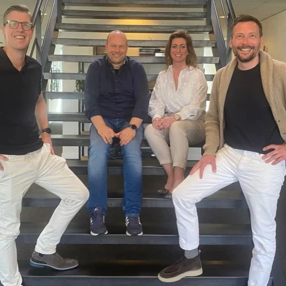 𝗧𝗿𝗼𝘁𝘀𝗲𝗿 𝗱𝗮𝗻 𝘁𝗿𝗼𝘁𝘀! 🥹😍⁣
⁣
Mijn allereerste radiouitzending van 𝗜𝗻𝘀𝘂𝗿𝗲𝗱 & 𝗜𝗻𝘀𝗽𝗶𝗿𝗲𝗱 is nu terug te luisteren via de link in mijn bio!
⁣
Veel dank aan @ronlemmens, presentator van dit programma, voor zijn enthousiasme en scherpte. Blij om samen dit programma met je te mogen maken!⁣
⁣
En heel veel dank aan mijn gasten Marijn Moerman en Ronnie Benschop RGA van @alicia_insurance voor hun waardevolle bijdrage aan deze eerste uitzending. ⁣
⁣
Wat was het leuk en interessant! Mocht je nog niet hebben geluisterd naar Insured & Inspired... ga dit dan doen, want iedere ondernemer heeft er iets aan. Dus jij ook! 😉⁣
⁣
De volgende uitzending is op 𝗱𝗶𝗻𝘀𝗱𝗮𝗴 𝟮𝟬 𝗺𝗲𝗶 𝘃𝗮𝗻 𝟭𝟰:𝟬𝟬 - 𝟭𝟱:𝟬𝟬 𝘂𝘂𝗿 op @newbusinessradio.
⁣
Tot dan! Doeidoei! 🌸⁣
⁣
Ps. Mocht je al wel geluisterd hebben… wat vond je er van? Laat het mij weten!⁣
⁣
#insuredandinspired #juffrouwpolis #verzekeringenzijnnietsaai #newbusinessradio #radio #uitzending #luisteren #listen #ondernemers #polispraat #tips #verzekeringen #mkb #zzp #nederland #amsterdam #utrecht #maastricht #groningen #eindhoven #denbosch #rotterdam #knallen #radiomaken #presentator #insured #inspired #newbusiness
